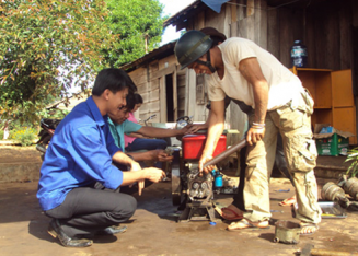 Ảnh 1: Nông dân xã Thuận An (Đắk Mil) được dạy nghề sửa chữa máy nông nghiệp
